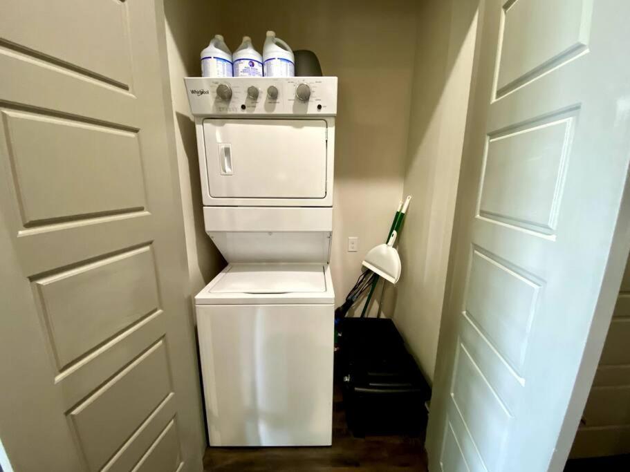 Luxury Apartment With King Bed And Pool And Free Parking 4 휴스턴 외부 사진